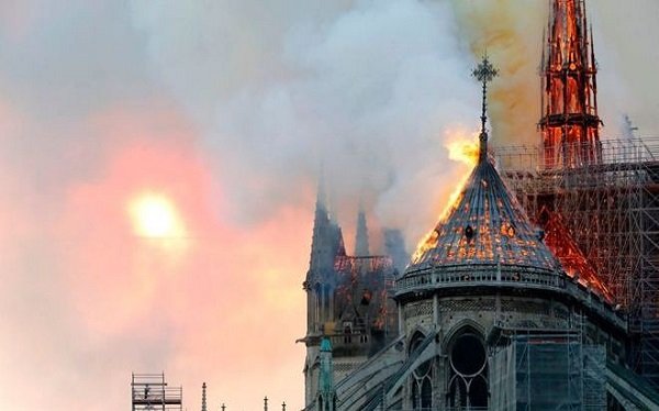  "القومى لحقوق الإنسان " يعرب عن بالغ الأسى لحريق كنيسة نوتردام - فرنسا 